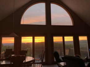 The Hilltop Retreat - Peaceful With Great Views!